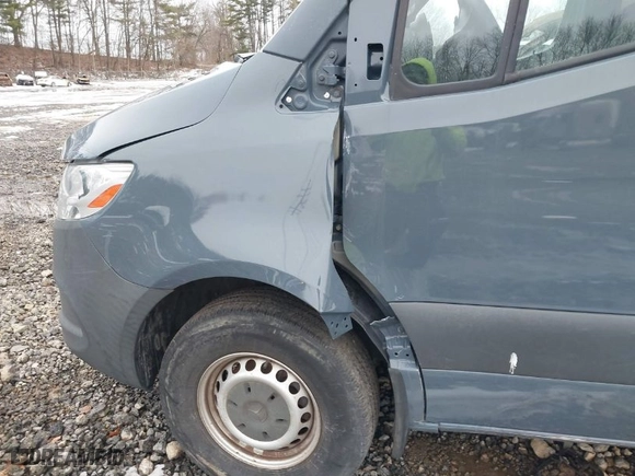 2019 Mercedes-Benz Sprinter Cargo Van with VIN WD4PF0CD8KP033159, listed as a IAAI auction lot 41476240 with 75,521 mi miles. Bid and sale history available at carsss.com. Image 6.