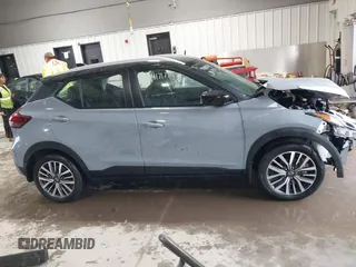 2023 Nissan Kicks SV z VIN 3N1CP5CVXPL509574, wystawiony jako IAAI lot #41717716 z przebiegiem 13 189 mil mil oraz . Historia ofert i sprzedaży dostępna na DreamBid. Obrazek 14.
