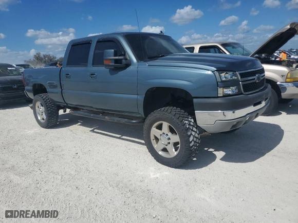 2007 Chevrolet Silverado 2500HD Classic LT3 with VIN 1GCHK23D67F141072, listed as a Copart auction lot 77039314 with 114,712 mi miles and Salvage Title. Bid and sale history available at carsss.com. Image 4.