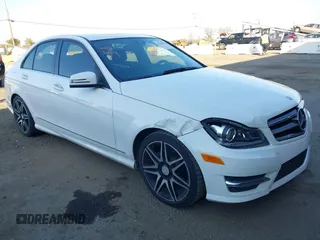 2014 Mercedes-Benz C 250 Sport z VIN WDDGF4HB4EA902393, wystawiony jako IAAI lot #41468045 z przebiegiem 184 035 mil mil oraz . Historia ofert i sprzedaży dostępna na DreamBid. Obrazek 1.