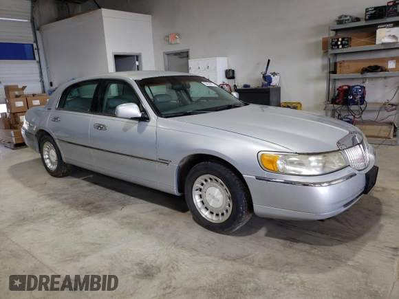2002 Lincoln Town Car Executive z VIN 1LNHM81W32Y628546, wystawiony jako Copart lot #54248775 z przebiegiem 188 496 mil mil oraz Czysty tytuł • Clean title. Historia ofert i sprzedaży dostępna na DreamBid. Obrazek 4.