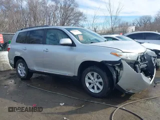 2011 Toyota Highlander z VIN 5TDBK3EH4BS044957, wystawiony jako IAAI lot #41696233 z przebiegiem 276 287 mil mil oraz . Historia ofert i sprzedaży dostępna na DreamBid. Obrazek 14.