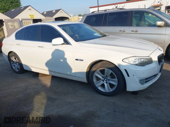 2013 BMW 5 Series 528i xDrive с VIN WBAXH5C53DDW11955, выставлен на аукционе IAAI как лот 42601785 с пробегом 147 925 миль миль и . История ставок и продаж доступна на DreamBid. Изображение 1.