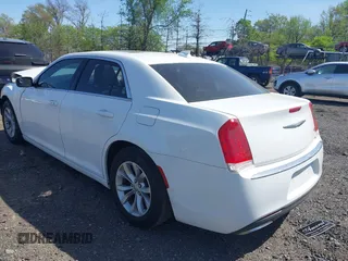 2016 Chrysler 300 Anniversary Edition z VIN 2C3CCAAG5GH147494, wystawiony jako IAAI lot #42158928 z przebiegiem 107 084 mil mil oraz . Historia ofert i sprzedaży dostępna na DreamBid. Obrazek 3.