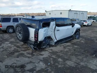 2025 GMC Hummer EV 3X with VIN 1GKB0RDC4SU101284, listed as a IAAI auction lot 41444686 with 4,548 mi miles. Bid and sale history available at carsss.com. Image 4.
