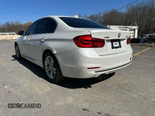 2017 BMW 3 Series 330i xDrive z VIN WBA8D9C39HA004990, wystawiony jako Copart lot #50005535 z przebiegiem 80 598 mil mil oraz Czysty tytuł • Clean title. Historia ofert i sprzedaży dostępna na DreamBid. Obrazek 2.