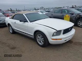 2007 Ford Mustang Deluxe z VIN 1ZVFT84N575265691, wystawiony jako IAAI lot #42385616 z przebiegiem 119 055 mil mil oraz . Historia ofert i sprzedaży dostępna na DreamBid. Obrazek 1.