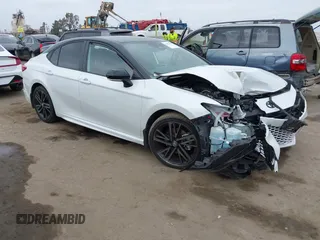 2025 Toyota Camry LE z VIN 4T1DAACK9SU007005, wystawiony jako IAAI lot #42173819 z przebiegiem 26 809 mil mil oraz . Historia ofert i sprzedaży dostępna na DreamBid. Obrazek 1.