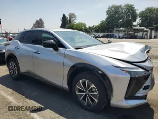 2025 Lexus RZ 300e Premium z VIN JTJABABB3SA007988, wystawiony jako Copart lot #54241965 z przebiegiem 2 633 mil mil oraz Szkoda całkowita • Salvage title. Historia ofert i sprzedaży dostępna na DreamBid. Obrazek 4.