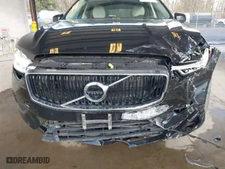 2018 Volvo XC60 Momentum with VIN LYVA22RKXJB101579, listed as a IAAI auction lot 41722082 with 33,579 mi miles. Bid and sale history available at carsss.com. Image 6.