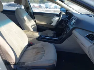 2016 Hyundai Sonata SE z VIN 5NPE24AF0GH371005, wystawiony jako IAAI lot #41269554 z przebiegiem 146 640 mil mil oraz . Historia ofert i sprzedaży dostępna na DreamBid. Obrazek 5.