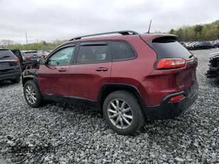 2018 Jeep Cherokee Latitude z VIN 1C4PJMCB6JD610141, wystawiony jako Copart lot #55257945 z przebiegiem 154 215 mil mil oraz Szkoda całkowita • Salvage title. Historia ofert i sprzedaży dostępna na DreamBid. Obrazek 2.
