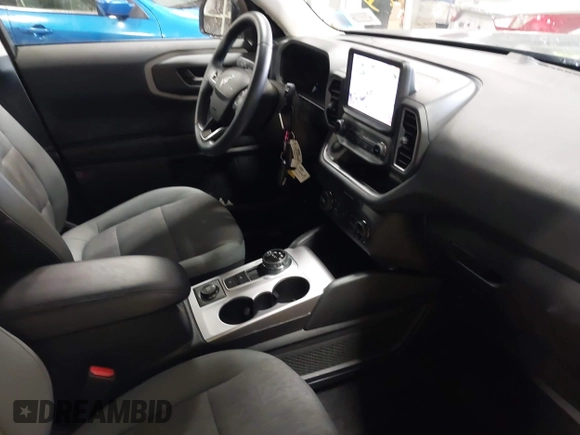 2024 Ford Bronco Sport Big Bend z VIN 3FMCR9B66RRF13643, wystawiony jako IAAI lot #42313904 z przebiegiem 5 104 mil mil oraz . Historia ofert i sprzedaży dostępna na DreamBid. Obrazek 5.