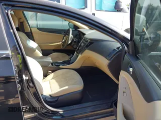 2013 Hyundai Sonata GLS z VIN 5NPEB4AC8DH553567, wystawiony jako IAAI lot #42370521 z przebiegiem 143 295 mil mil oraz . Historia ofert i sprzedaży dostępna na DreamBid. Obrazek 5.