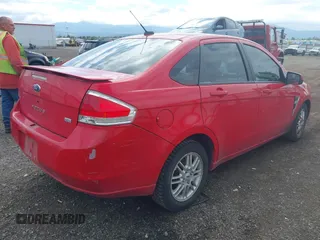 2008 Ford Focus SE z VIN 1FAHP35N08W101901, wystawiony jako IAAI lot #42288509 z przebiegiem 211 470 mil mil oraz . Historia ofert i sprzedaży dostępna na DreamBid. Obrazek 4.