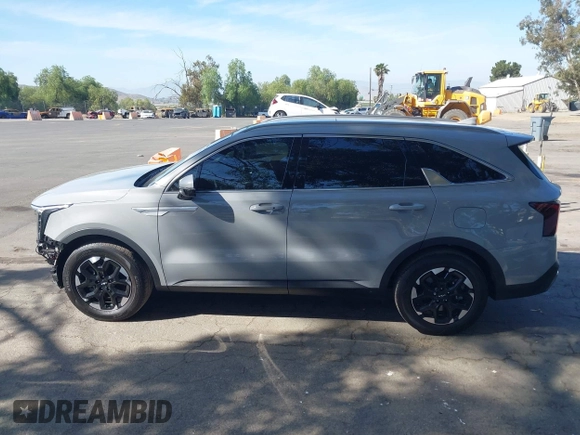 2025 Kia Sorento S z VIN 5XYRL4JC4SG324838, wystawiony jako IAAI lot #42328103 z przebiegiem 9 253 mil mil oraz . Historia ofert i sprzedaży dostępna na DreamBid. Obrazek 15.