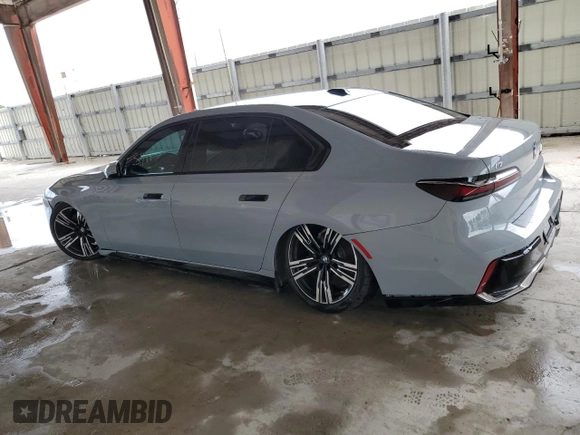 2023 BMW i7 xDrive60 z VIN WBY53EJ04PCM31425, wystawiony jako Copart lot #59719113 z przebiegiem 5414 mil mil oraz . Historia ofert i sprzedaży dostępna na DreamBid. Obrazek 2.
