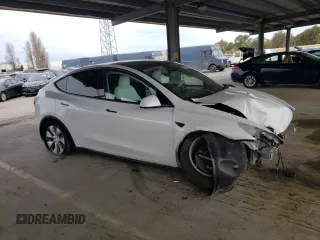 2024 Tesla Model Y z VIN 7SAYGDED2RF077262, wystawiony jako Copart lot #47797735 z przebiegiem 9 574 mil mil oraz Szkoda całkowita • Salvage title. Historia ofert i sprzedaży dostępna na DreamBid. Obrazek 4.