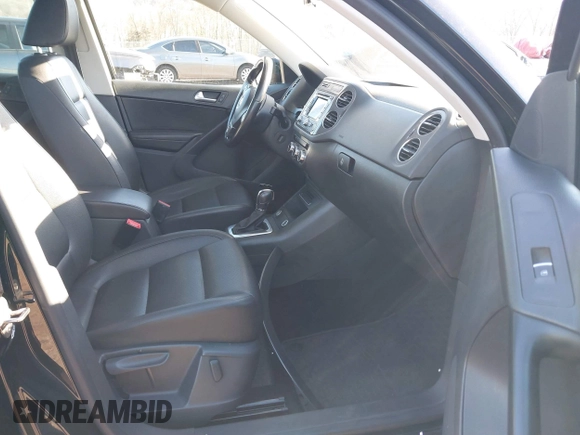 2014 Volkswagen Tiguan S z VIN WVGBV3AX4EW581302, wystawiony jako IAAI lot #41033175 z przebiegiem 69 791 mil mil oraz . Historia ofert i sprzedaży dostępna na DreamBid. Obrazek 5.
