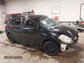 2007 Nissan Versa SL z VIN 3N1BC13E37L376219, wystawiony jako IAAI lot #41647558 z przebiegiem 86 503 mil mil oraz . Historia ofert i sprzedaży dostępna na DreamBid. Obrazek 1.
