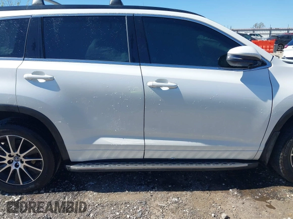 2018 Toyota Highlander SE with VIN 5TDKZRFH1JS288819, listed as a IAAI auction lot 42037923 with 88,273 mi miles and . Bid and sale history available at DreamBid. Image 14.
