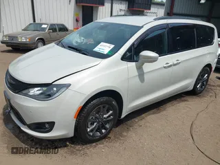 2020 Chrysler Pacifica Launch Edition z VIN 2C4RC3BG6LR288952, wystawiony jako IAAI lot #42122770 z przebiegiem 32 942 mil mil oraz . Historia ofert i sprzedaży dostępna na DreamBid. Obrazek 2.