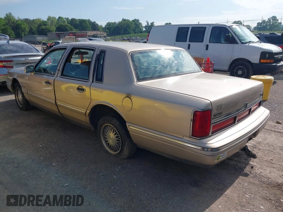 1997 Lincoln Town Car Signature z VIN 1LNLM82W6VY758933, wystawiony jako IAAI lot #42111472 z przebiegiem 156 999 mil mil oraz . Historia ofert i sprzedaży dostępna na DreamBid. Obrazek 3.