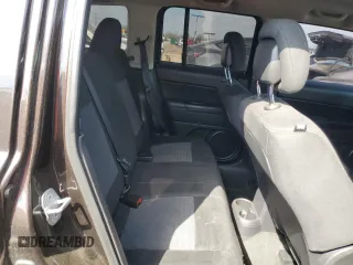 2014 Jeep Patriot Latitude z VIN 1C4NJRFB7ED709055, wystawiony jako Copart lot #52154995 z przebiegiem 136 332 mil mil oraz Szkoda całkowita • Salvage title. Historia ofert i sprzedaży dostępna na DreamBid. Obrazek 11.
