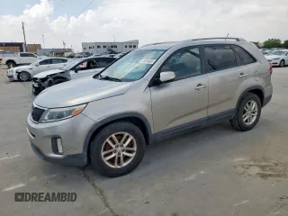2014 Kia Sorento LX z VIN 5XYKT3A63EG517525, wystawiony jako Copart lot #58244655 z przebiegiem 147 323 mil mil oraz Tytuł czysty. Historia ofert i sprzedaży dostępna na DreamBid. Obrazek 1.