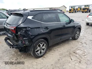 2021 Kia Seltos EX z VIN KNDERCAA6M7102971, wystawiony jako Copart lot #54679605 z przebiegiem 40 511 mil mil oraz Czysty tytuł • Clean title. Historia ofert i sprzedaży dostępna na DreamBid. Obrazek 3.