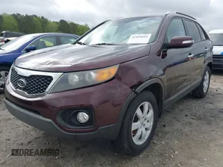 2013 Kia Sorento LX z VIN 5XYKT3A64DG341941, wystawiony jako IAAI lot #41944016 z przebiegiem 154 157 mil mil oraz . Historia ofert i sprzedaży dostępna na DreamBid. Obrazek 2.