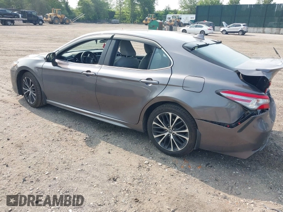 2018 Toyota Camry LE z VIN 4T1B11HK7JU033701, wystawiony jako IAAI lot #42417229 z przebiegiem 49 977 mil mil oraz . Historia ofert i sprzedaży dostępna na DreamBid. Obrazek 3.