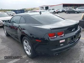 2012 Chevrolet Camaro 1LT z VIN 2G1FB1E38C9132584, wystawiony jako IAAI lot #41879988 z przebiegiem 128 342 mil mil oraz . Historia ofert i sprzedaży dostępna na DreamBid. Obrazek 3.