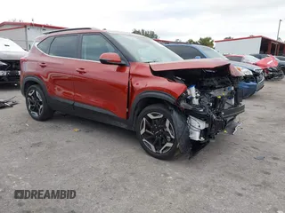 2024 Kia Seltos SX z VIN KNDETCA74R7587057, wystawiony jako IAAI lot #41595407 z przebiegiem 3 504 mil mil oraz . Historia ofert i sprzedaży dostępna na DreamBid. Obrazek 1.