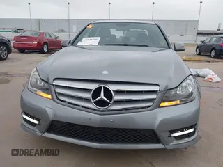 2013 Mercedes-Benz C 250 Sport z VIN WDDGF4HB4DA780472, wystawiony jako IAAI lot #41924590 z przebiegiem 109 118 mil mil oraz . Historia ofert i sprzedaży dostępna na DreamBid. Obrazek 12.