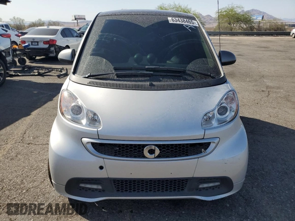 2014 Smart fortwo Passion z VIN WMEEJ9AA4EK787658, wystawiony jako Copart lot #63438465 z przebiegiem Nie podano mil oraz Czysty tytuł • Clean title. Historia ofert i sprzedaży dostępna na DreamBid. Obrazek 5.