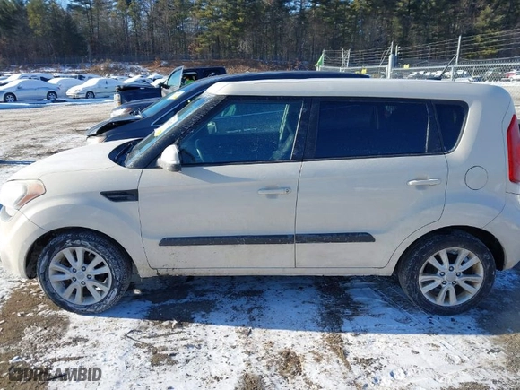 2013 Kia Soul ! with VIN KNDJT2A69D7774822, listed as a IAAI auction lot 41396153 with NaN miles. Bid and sale history available at carsss.com. Image 14.
