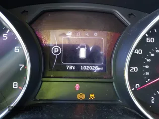 2017 Kia Sedona EX with VIN KNDMC5C13H6263232, listed as a IAAI auction lot 41733170 with 102,026 mi miles. Bid and sale history available at carsss.com. Image 7.