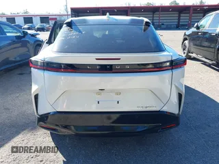 2024 Lexus RZ 300e Premium z VIN JTJABABB3RA002882, wystawiony jako IAAI lot #41262906 z przebiegiem 8 114 mil mil oraz . Historia ofert i sprzedaży dostępna na DreamBid. Obrazek 17.