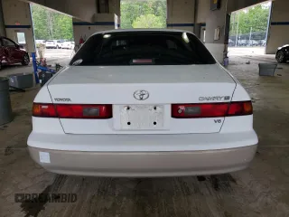 1998 Toyota Camry LE z VIN 4T1BF22K1WU048928, wystawiony jako Copart lot #57654365 z przebiegiem 132 087 mil mil oraz Czysty tytuł • Clean title. Historia ofert i sprzedaży dostępna na DreamBid. Obrazek 6.