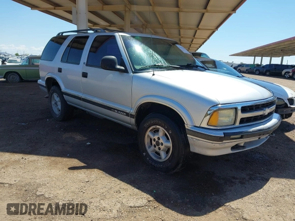 1997 Chevrolet Blazer LS z VIN 1GNDT13W0V2186110, wystawiony jako IAAI lot #42422561 z przebiegiem 233 189 mil mil oraz . Historia ofert i sprzedaży dostępna na DreamBid. Obrazek 1.