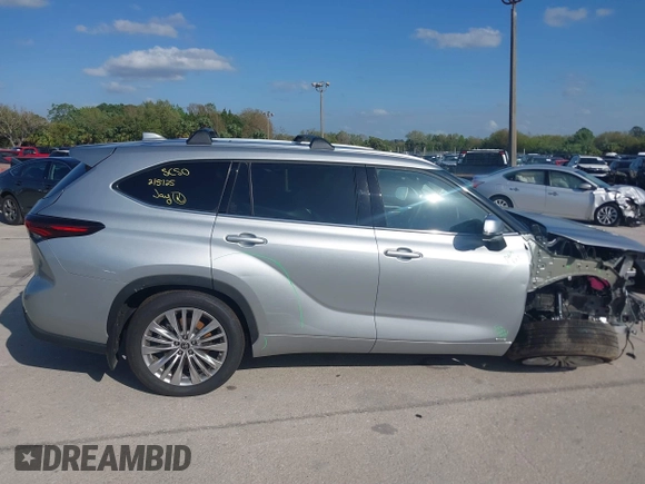 2025 Toyota Highlander Hybrid Platinum z VIN 5TDEBRCH0SS651408, wystawiony jako IAAI lot #41750433 z przebiegiem 6 705 mil mil oraz . Historia ofert i sprzedaży dostępna na DreamBid. Obrazek 14.