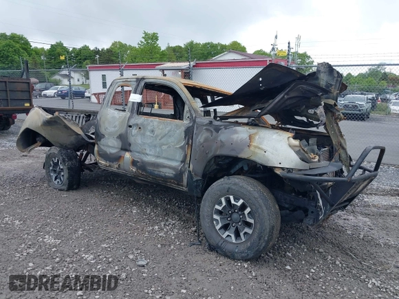 2015 Toyota Tacoma z VIN 5TFUX4EN3FX036158, wystawiony jako IAAI lot #39413433 z przebiegiem 126 878 mil mil oraz . Historia ofert i sprzedaży dostępna na DreamBid. Obrazek 1.