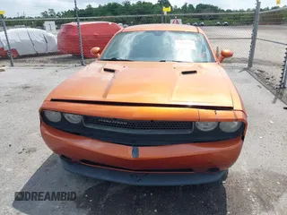 2011 Dodge Challenger z VIN 2B3CJ4DG7BH581585, wystawiony jako IAAI lot #42358543 z przebiegiem 247 380 mil mil oraz . Historia ofert i sprzedaży dostępna na DreamBid. Obrazek 12.