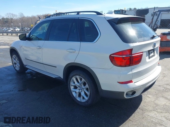 2013 BMW X5 xDrive35i z VIN 5UXZV4C5XD0B10732, wystawiony jako IAAI lot #41576548 z przebiegiem 131 237 mil mil oraz . Historia ofert i sprzedaży dostępna na DreamBid. Obrazek 3.