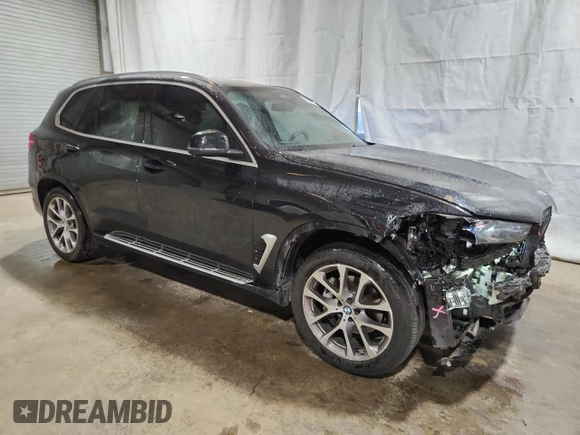 2024 BMW X5 xDrive40i z VIN 5UX23EU09R9V62123, wystawiony jako Copart lot #58241675 z przebiegiem 46 253 mil mil oraz Tytuł czysty. Historia ofert i sprzedaży dostępna na DreamBid. Obrazek 4.
