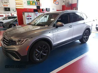 2024 Volkswagen Tiguan SE z VIN 3VV3B7AX7RM105271, wystawiony jako IAAI lot #42752403 z przebiegiem 27 050 mil mil oraz . Historia ofert i sprzedaży dostępna na DreamBid. Obrazek 28.