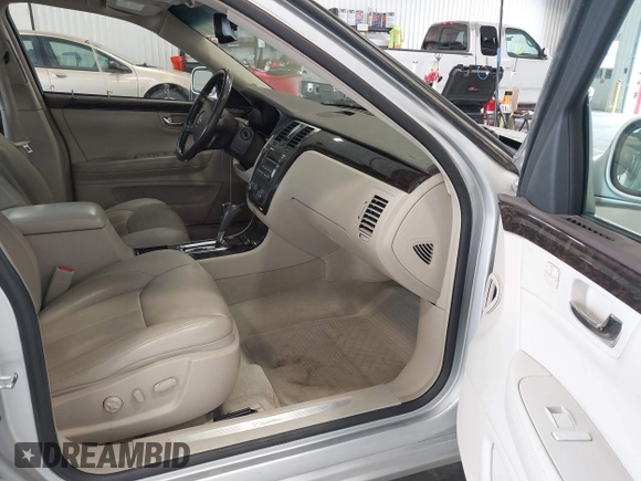 2011 Cadillac DTS Luxury Collection z VIN 1G6KD5E66BU119869, wystawiony jako IAAI lot #42221509 z przebiegiem 92 478 mil mil oraz . Historia ofert i sprzedaży dostępna na DreamBid. Obrazek 5.