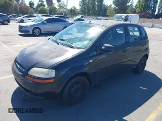 2006 Chevrolet Aveo LS z VIN KL1TD66686B523769, wystawiony jako IAAI lot #42835077 z przebiegiem Nie podano mil oraz . Historia ofert i sprzedaży dostępna na DreamBid. Obrazek 2.