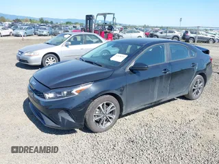 2024 Kia Forte LXS z VIN 3KPF24AD6RE826949, wystawiony jako IAAI lot #42078753 z przebiegiem 13 679 mil mil oraz . Historia ofert i sprzedaży dostępna na DreamBid. Obrazek 17.